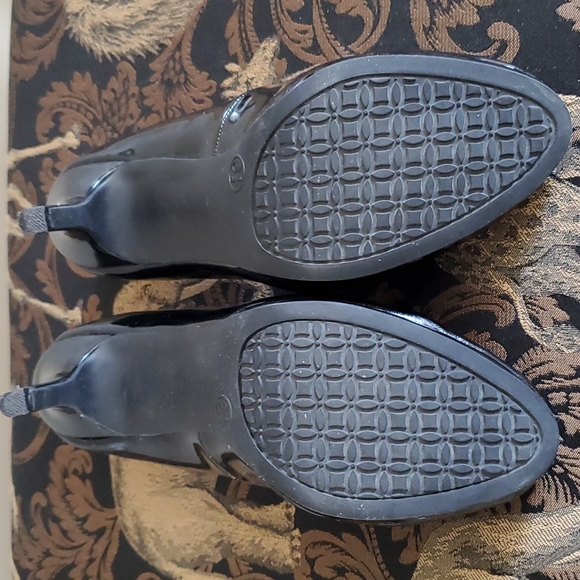 Women's Patent Pumps - Picture 4 of 4